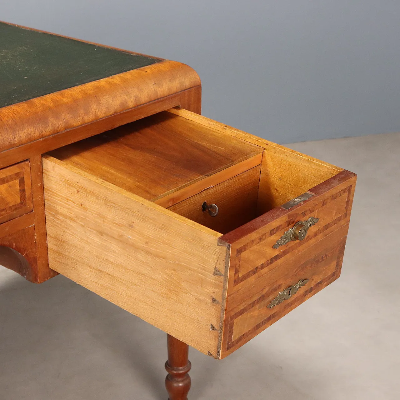 Mahogany desk with mahogany burl threads, 20th century 8