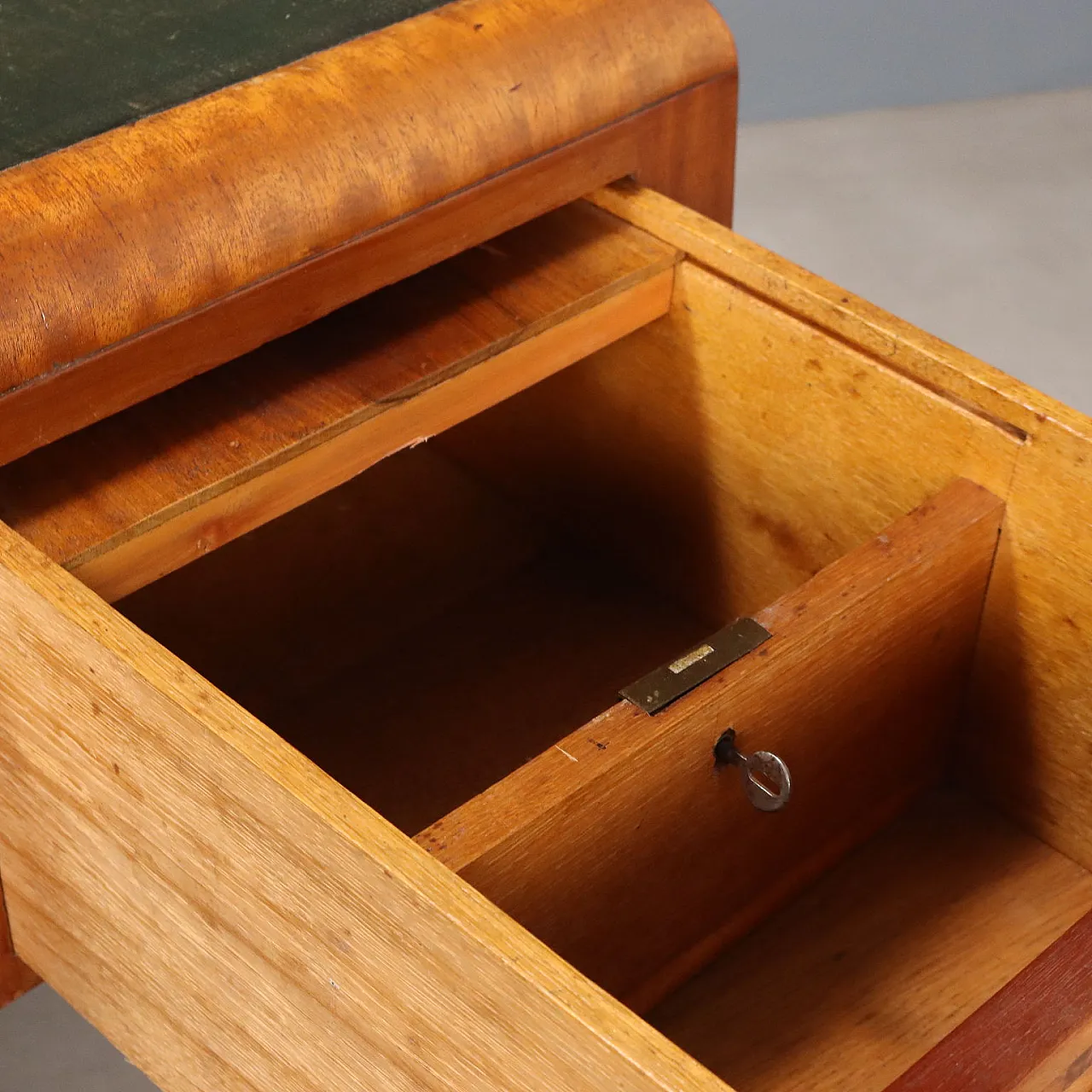 Mahogany desk with mahogany burl threads, 20th century 9