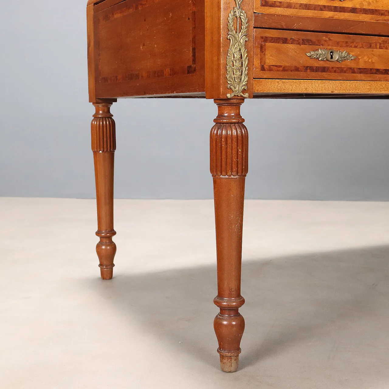 Mahogany desk with mahogany burl threads, 20th century 10