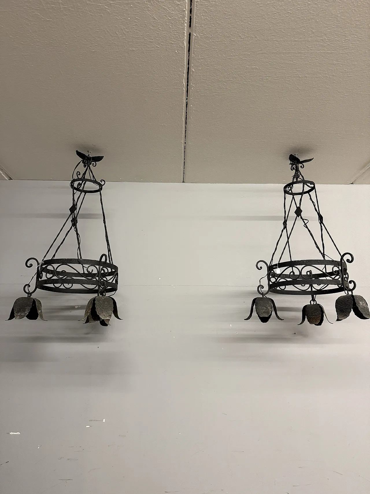Coppia di lampadari in ferro battuto tre luci, '900 1