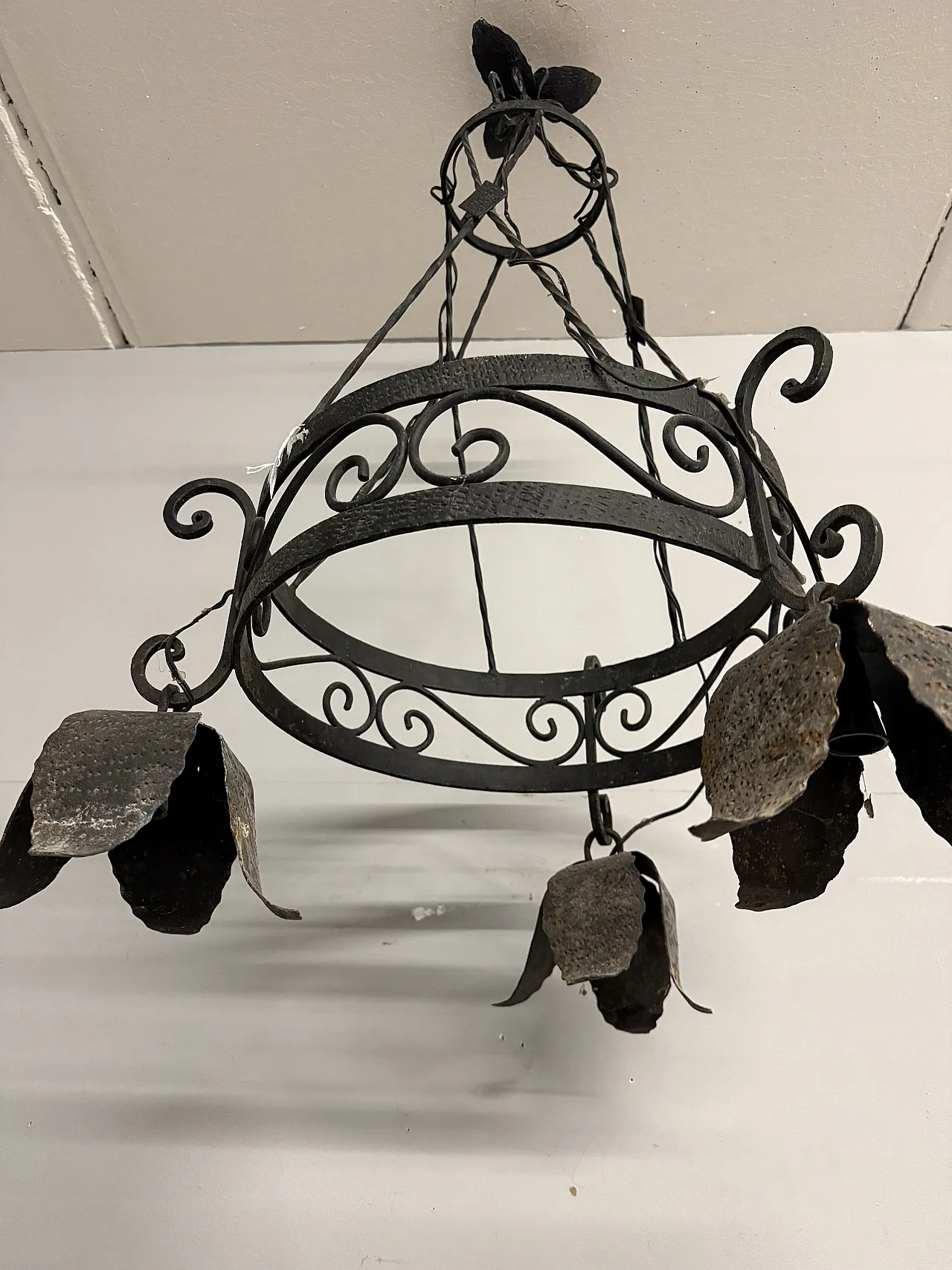 Coppia di lampadari in ferro battuto tre luci, '900 3