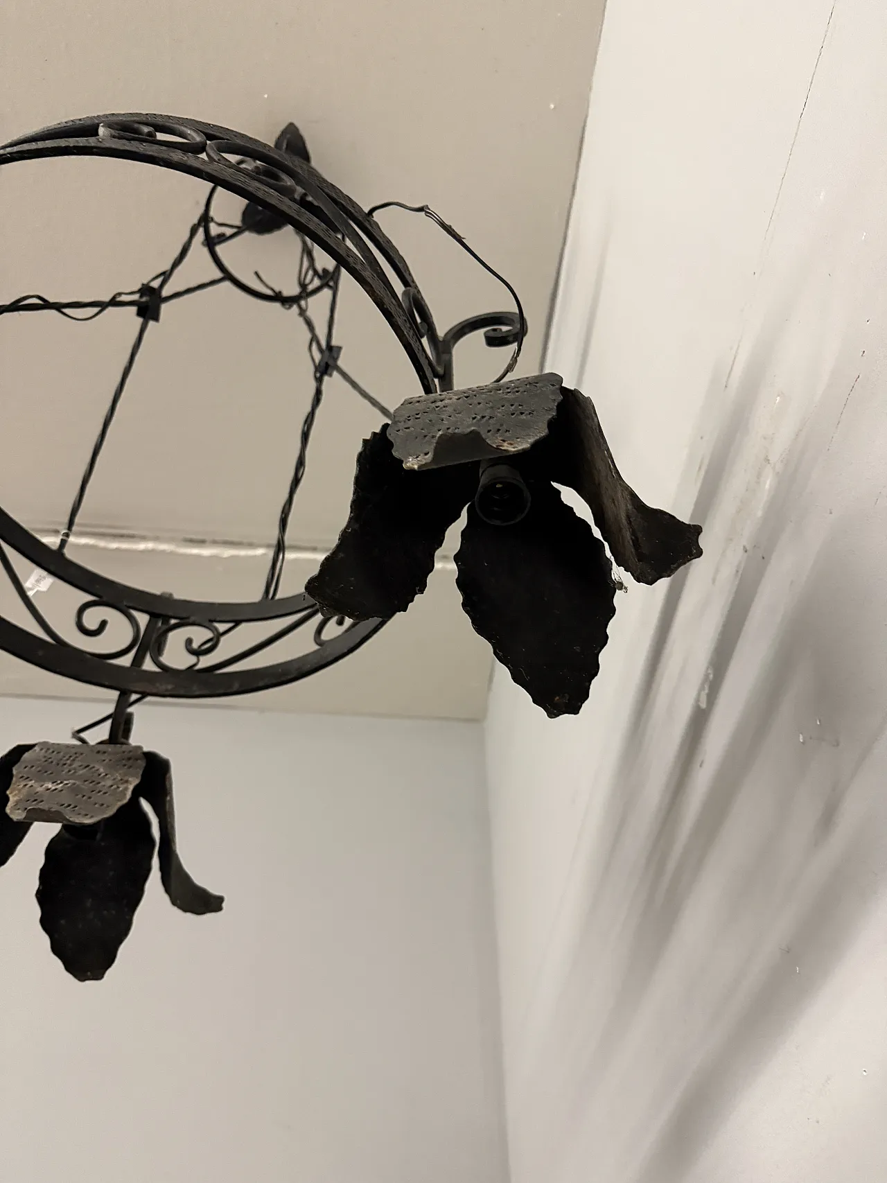 Coppia di lampadari in ferro battuto tre luci, '900 5