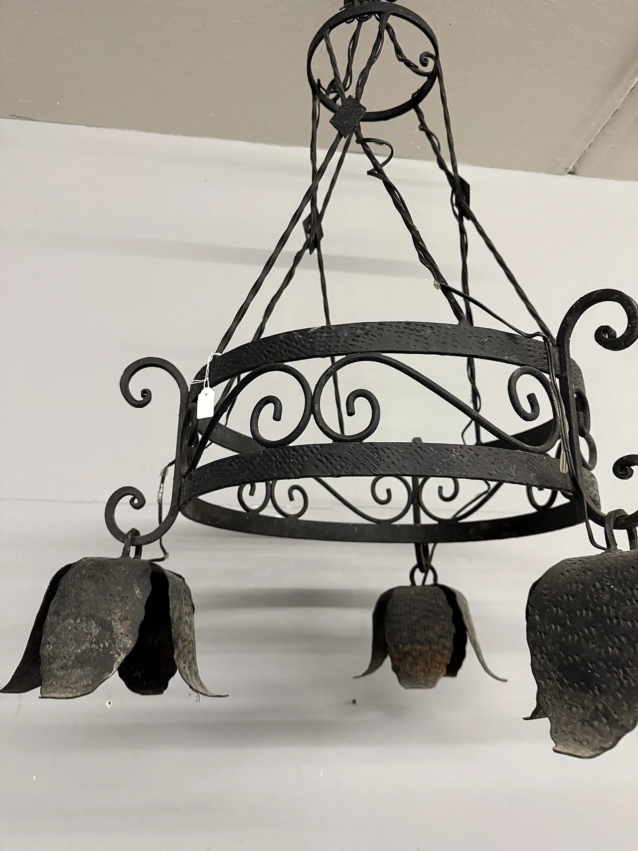 Coppia di lampadari in ferro battuto tre luci, '900 10