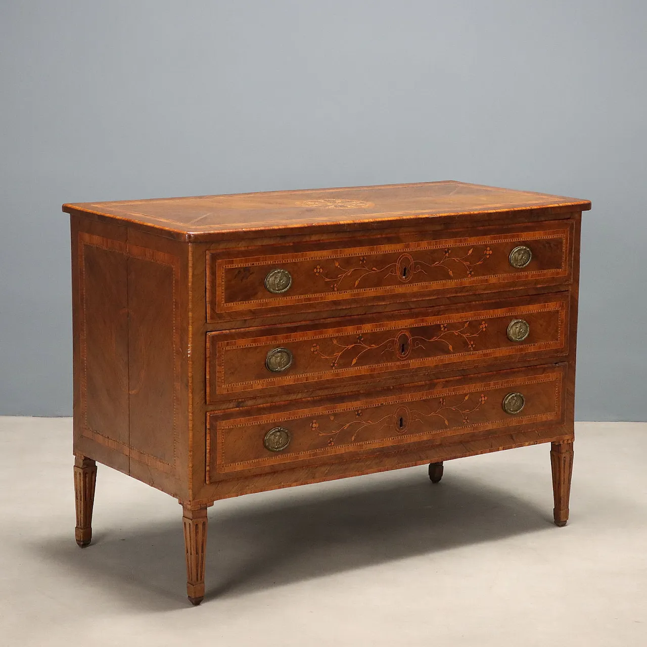 Neoclassical chest of drawers in walnut, late 18th century 1