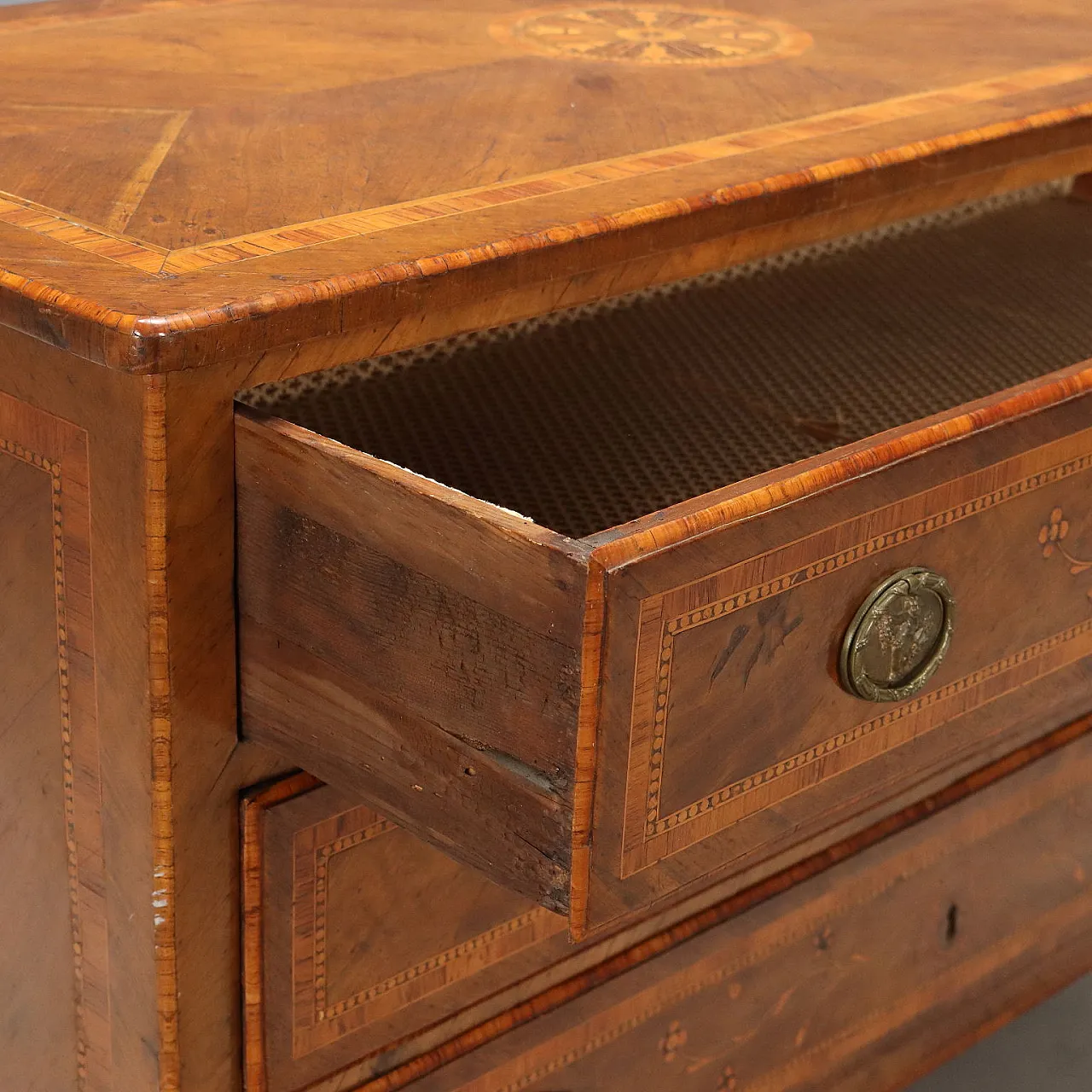 Neoclassical chest of drawers in walnut, late 18th century 4