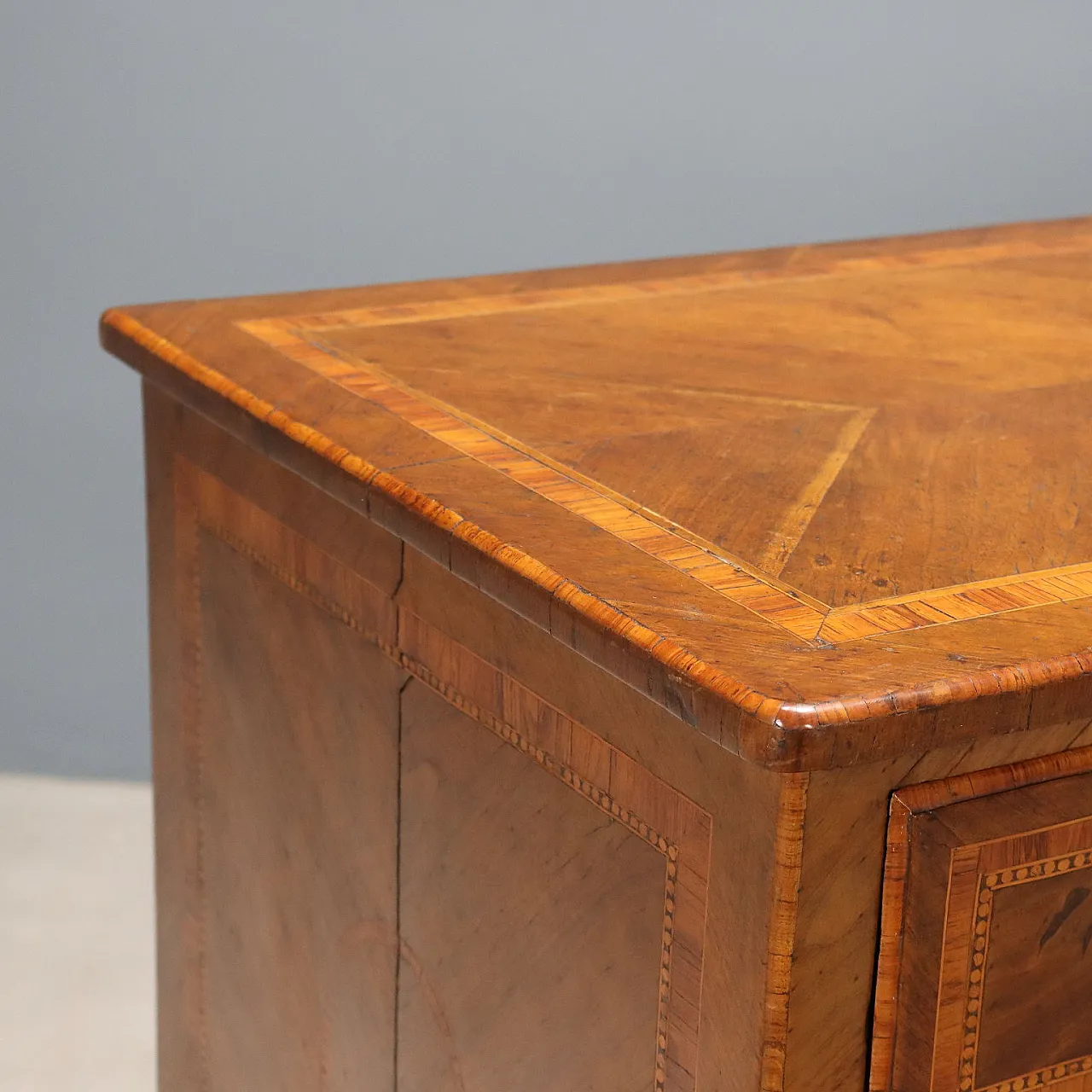 Neoclassical chest of drawers in walnut, late 18th century 5