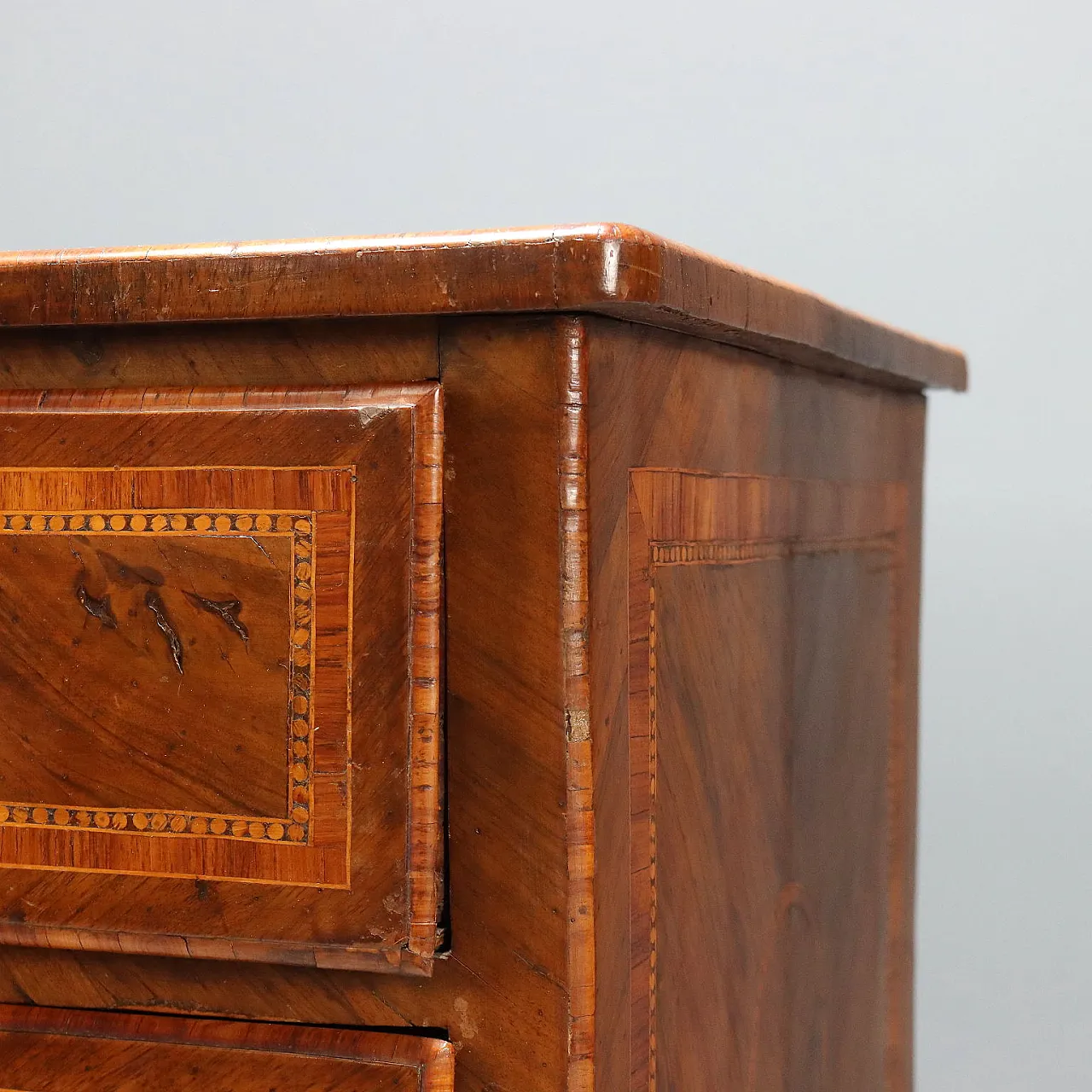 Neoclassical chest of drawers in walnut, late 18th century 6