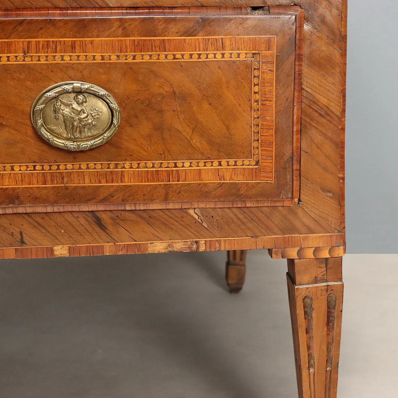 Neoclassical chest of drawers in walnut, late 18th century 9