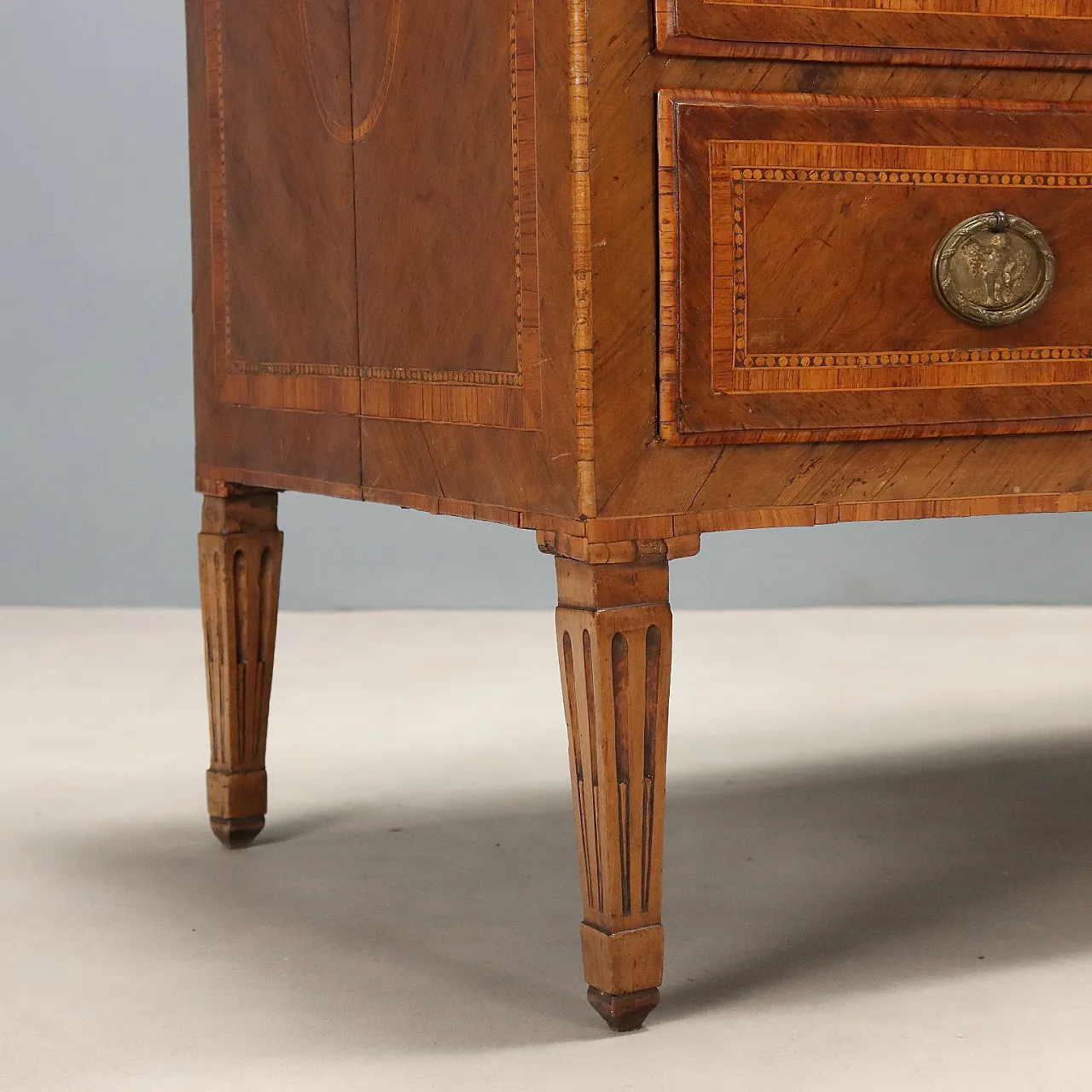 Neoclassical chest of drawers in walnut, late 18th century 10