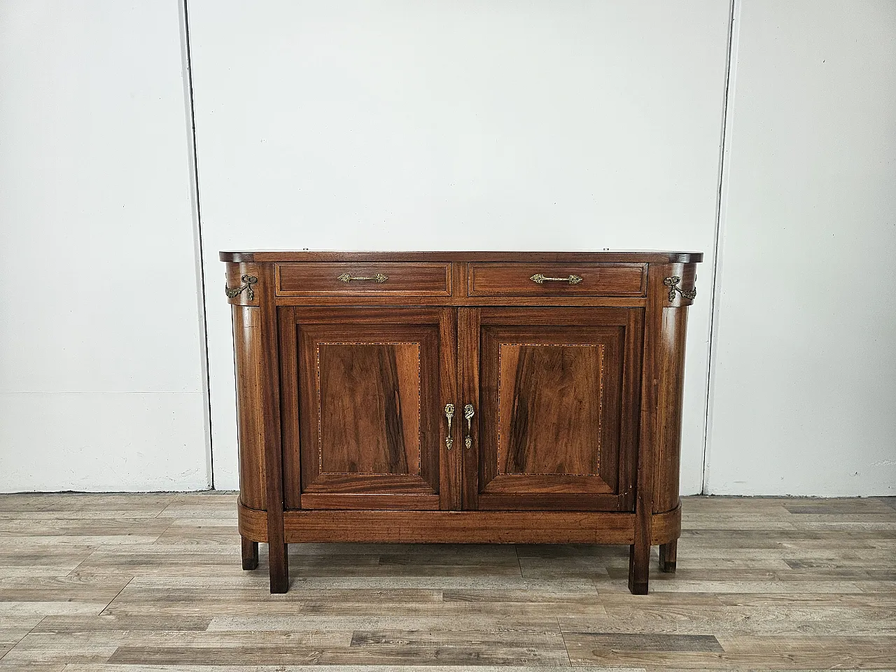Credenza Liberty inizio '900 con decorazioni in ottone 1