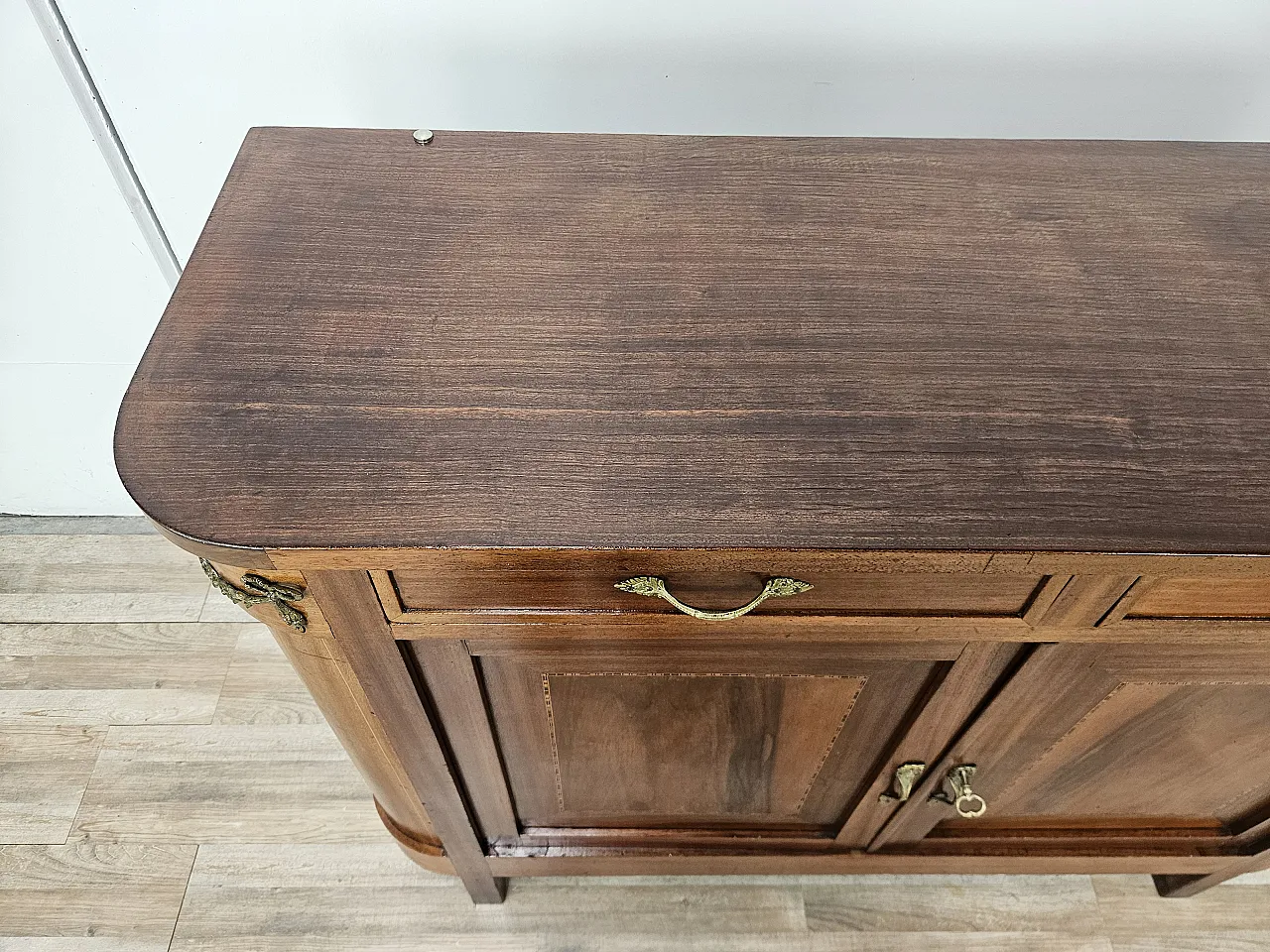Credenza Liberty inizio '900 con decorazioni in ottone 4