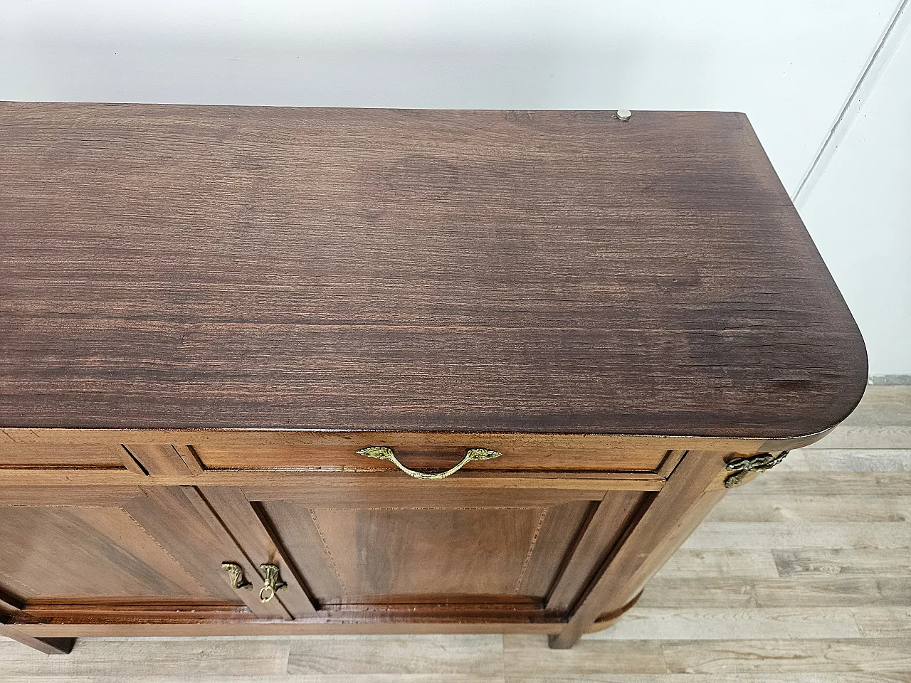 Credenza Liberty inizio '900 con decorazioni in ottone 5