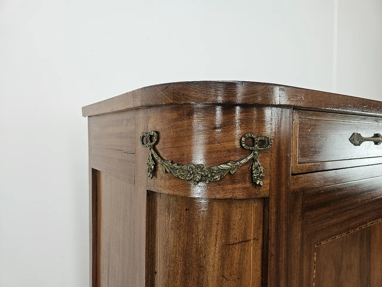 Credenza Liberty inizio '900 con decorazioni in ottone 9