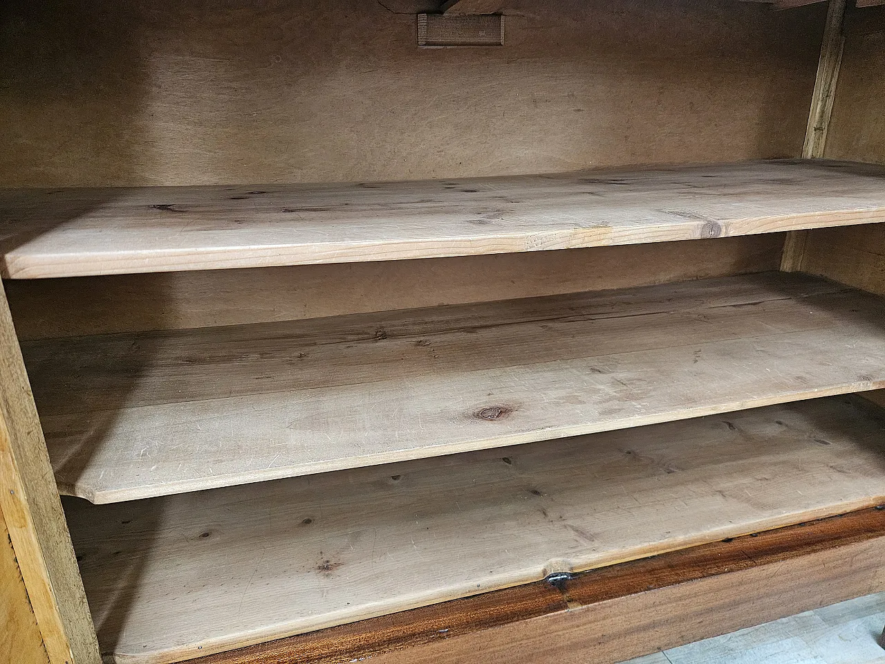 Credenza Liberty inizio '900 con decorazioni in ottone 17