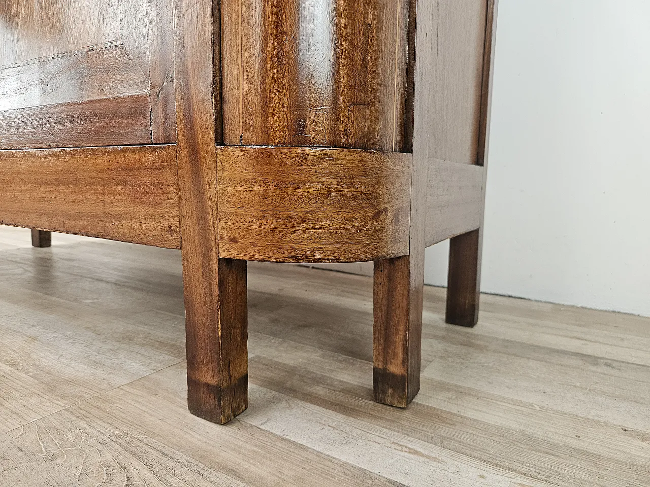 Credenza Liberty inizio '900 con decorazioni in ottone 20