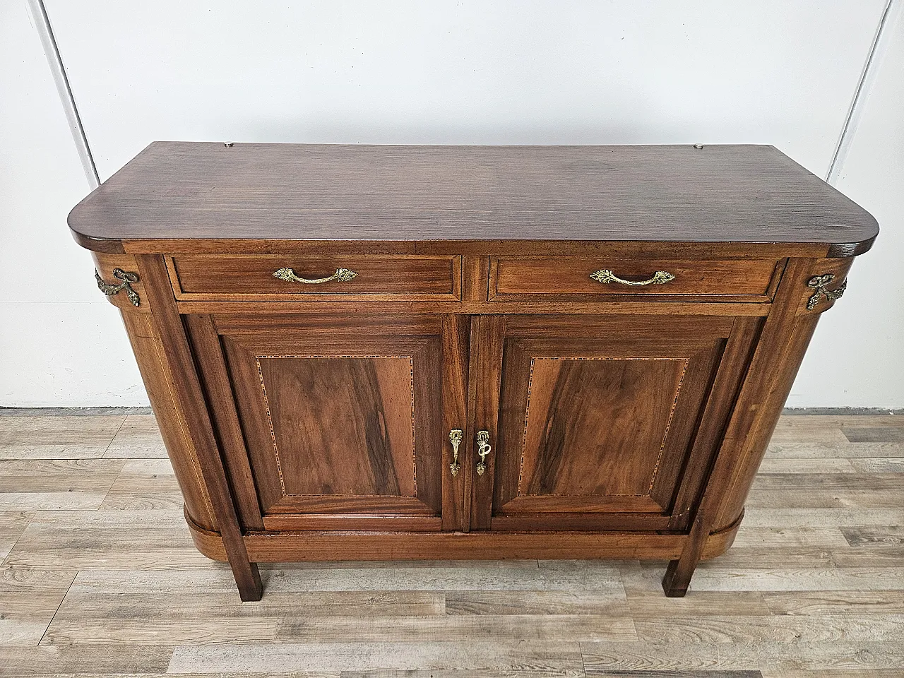 Credenza Liberty inizio '900 con decorazioni in ottone 23