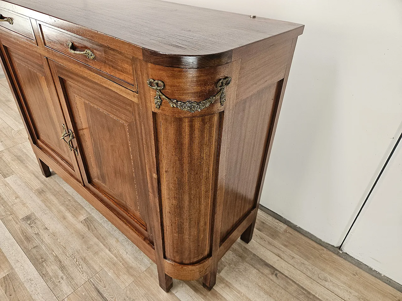 Credenza Liberty inizio '900 con decorazioni in ottone 24