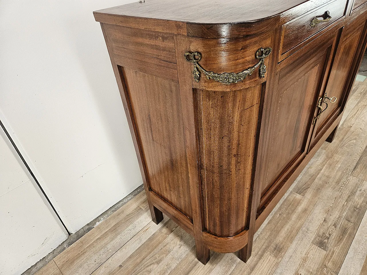 Credenza Liberty inizio '900 con decorazioni in ottone 25