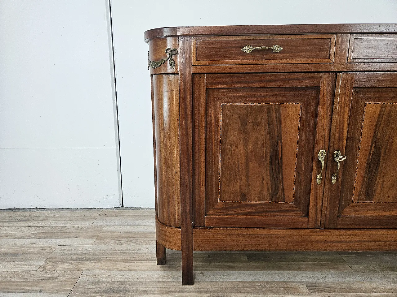 Credenza Liberty inizio '900 con decorazioni in ottone 32