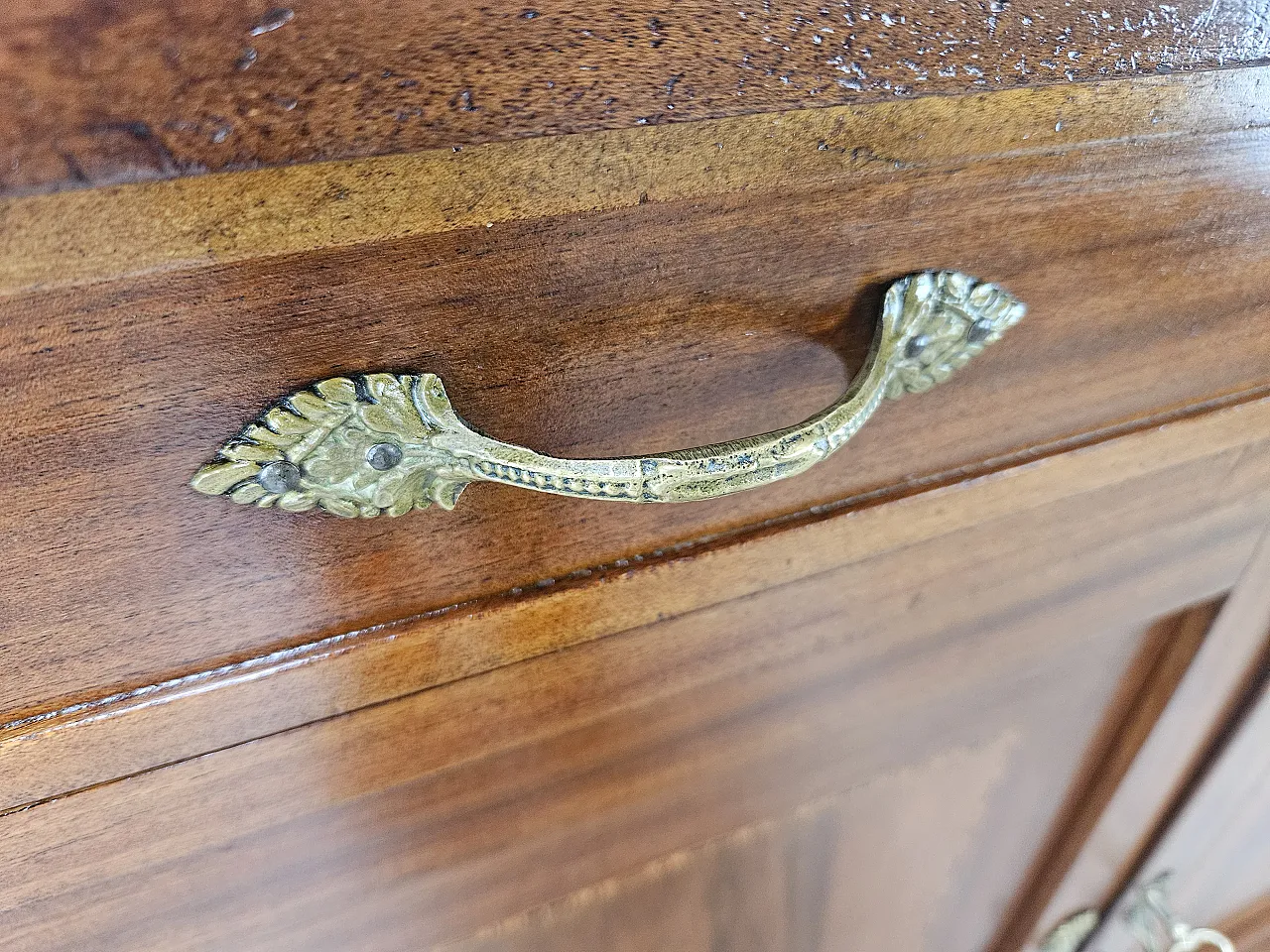 Credenza Liberty inizio '900 con decorazioni in ottone 33