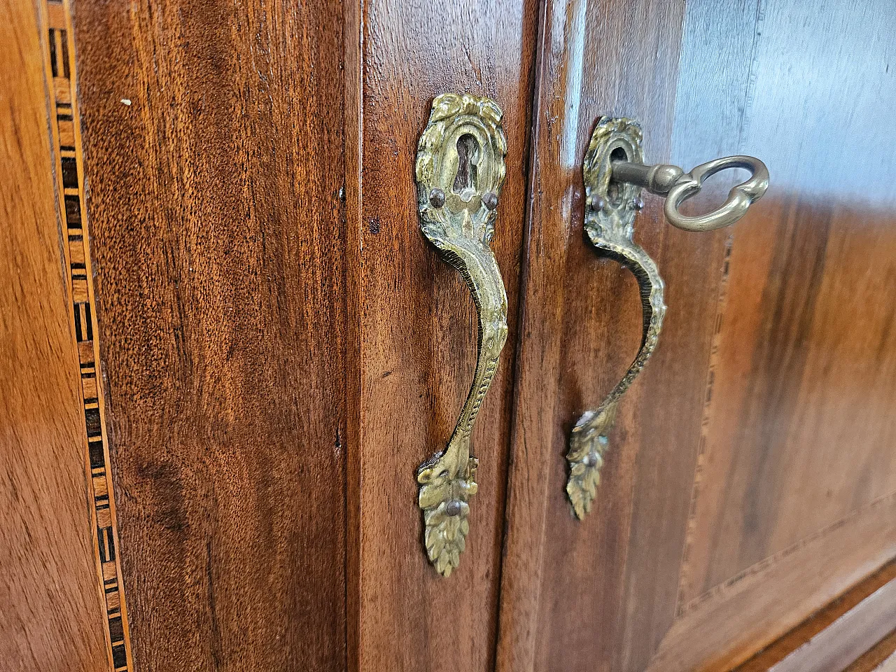 Credenza Liberty inizio '900 con decorazioni in ottone 35