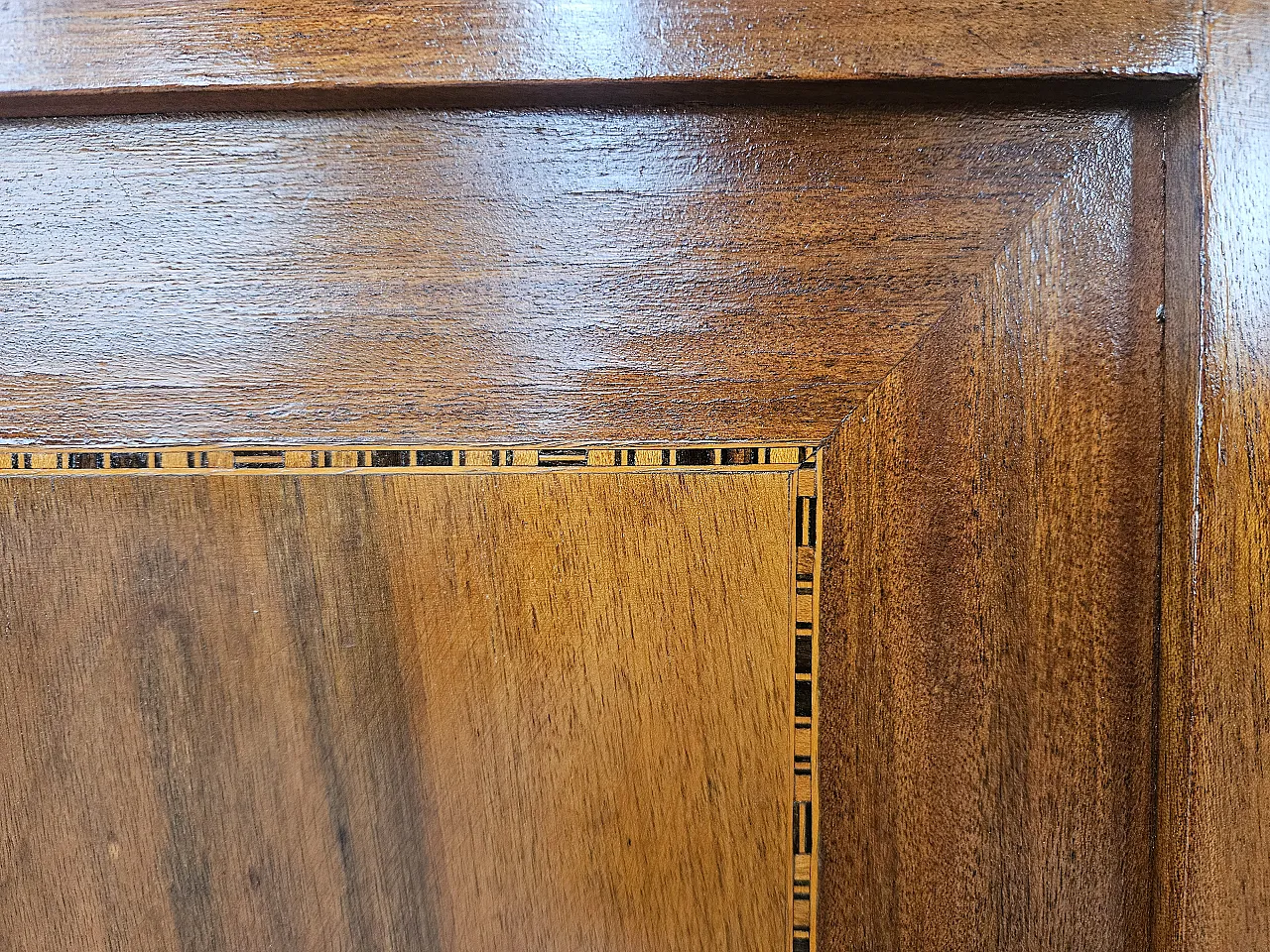 Credenza Liberty inizio '900 con decorazioni in ottone 36
