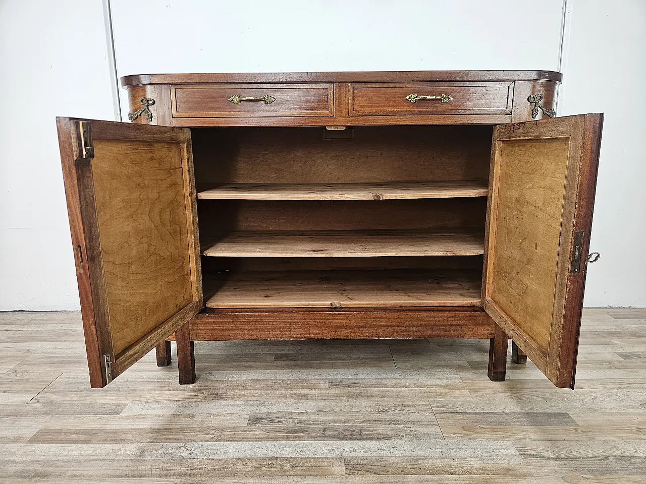 Credenza Liberty inizio '900 con decorazioni in ottone 38