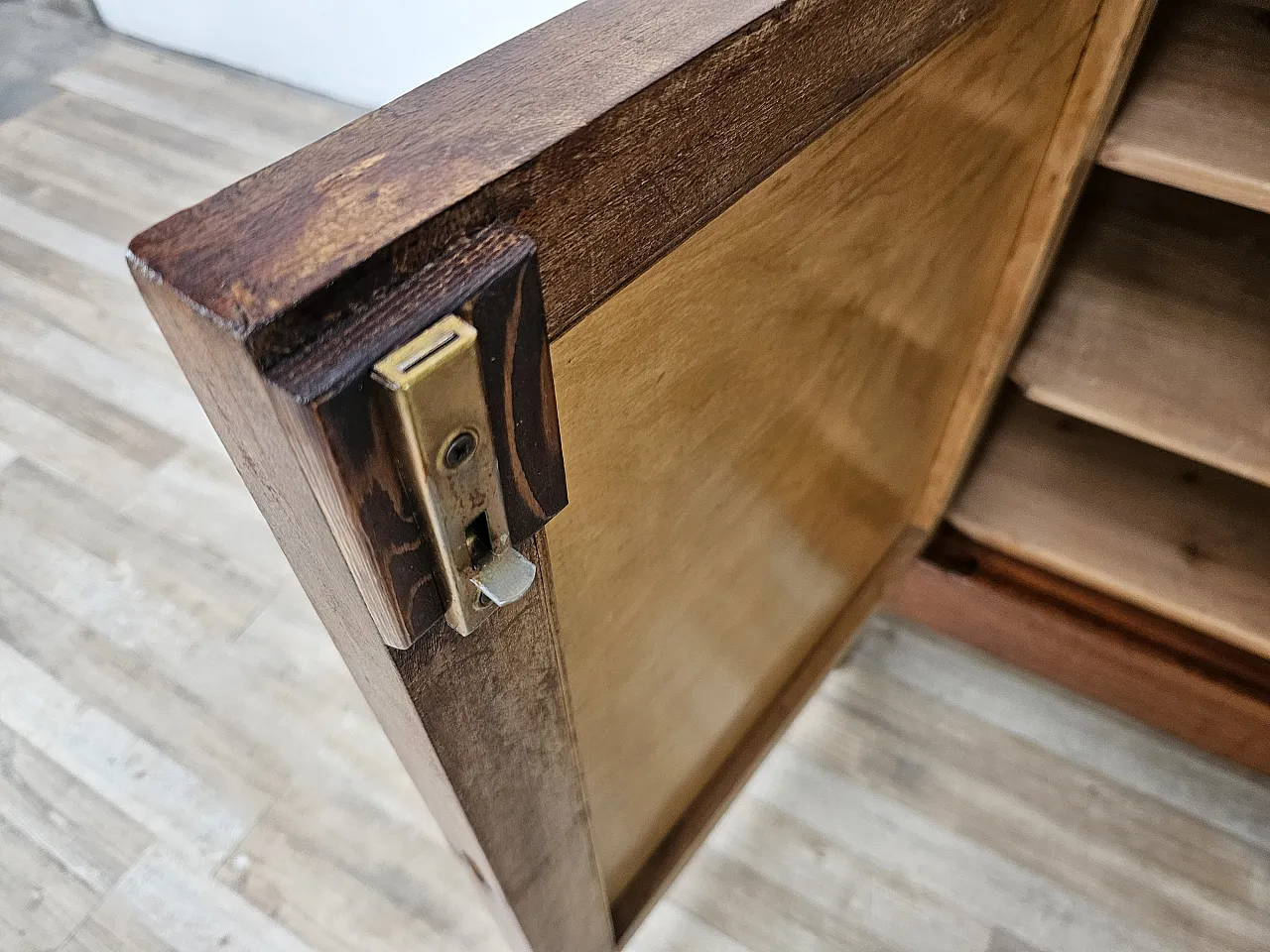 Credenza Liberty inizio '900 con decorazioni in ottone 40