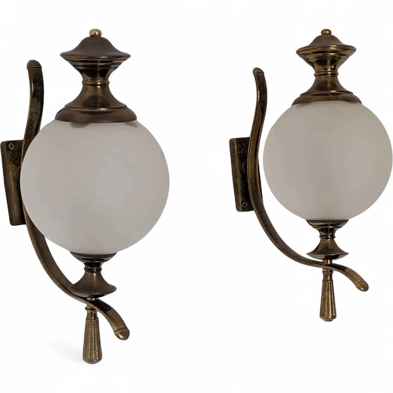 Coppia di appliques in ottone e vetro satinato, anni ’60 10