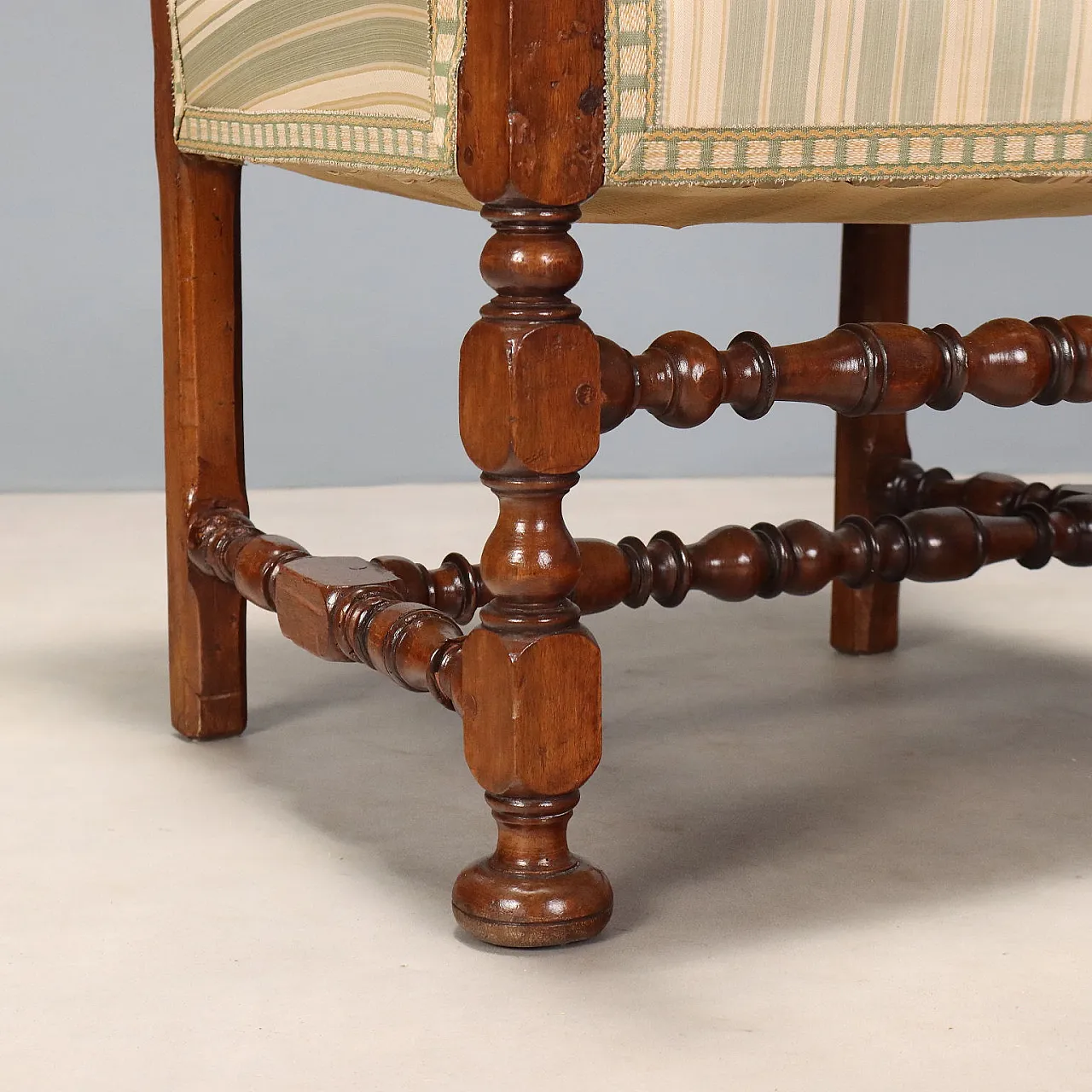 Baroque high chair in walnut, 18th century 6