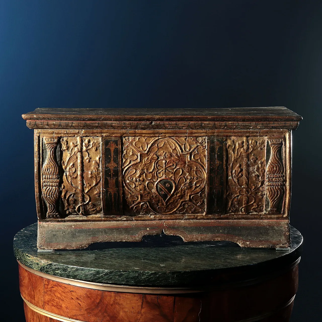 Gilded box in engraved and painted wood, 16th century 2