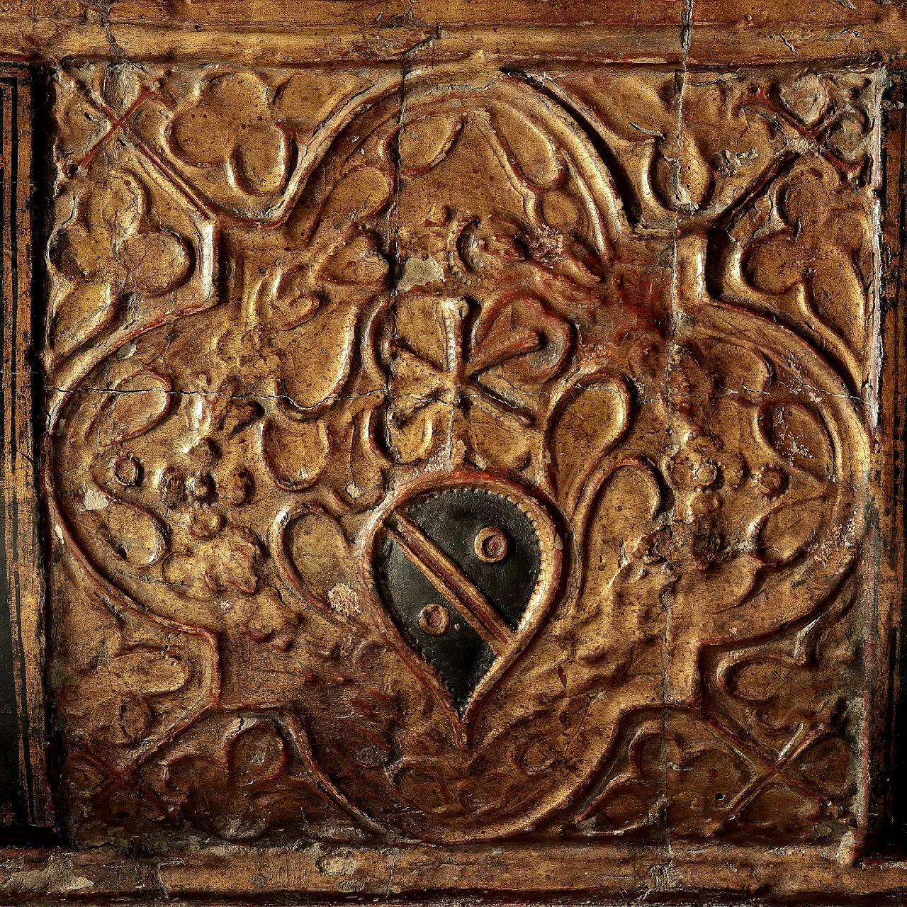 Gilded box in engraved and painted wood, 16th century 3