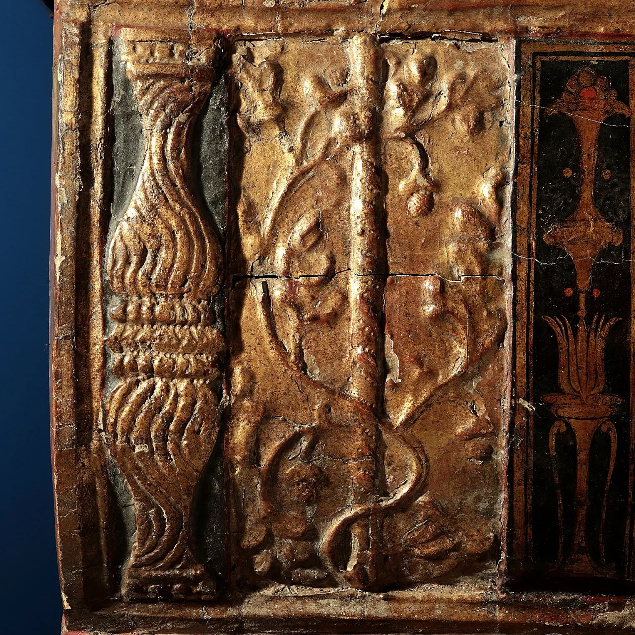 Gilded box in engraved and painted wood, 16th century 4