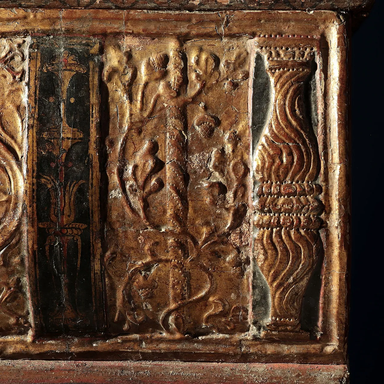 Gilded box in engraved and painted wood, 16th century 6