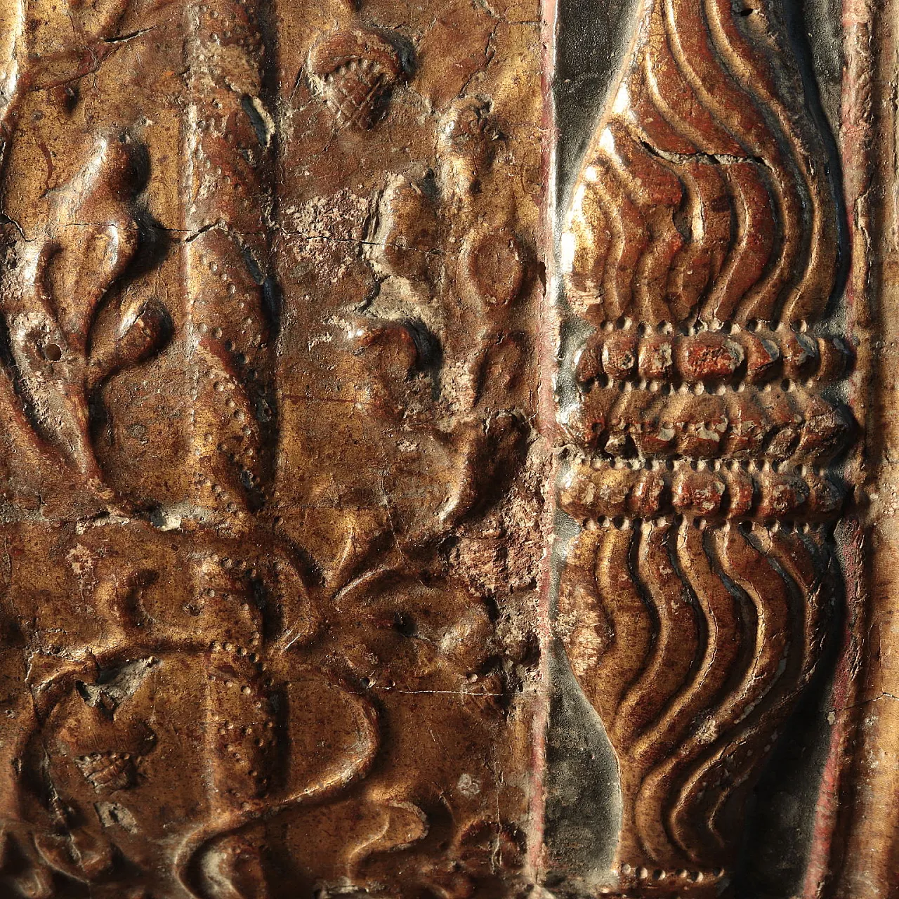 Gilded box in engraved and painted wood, 16th century 7