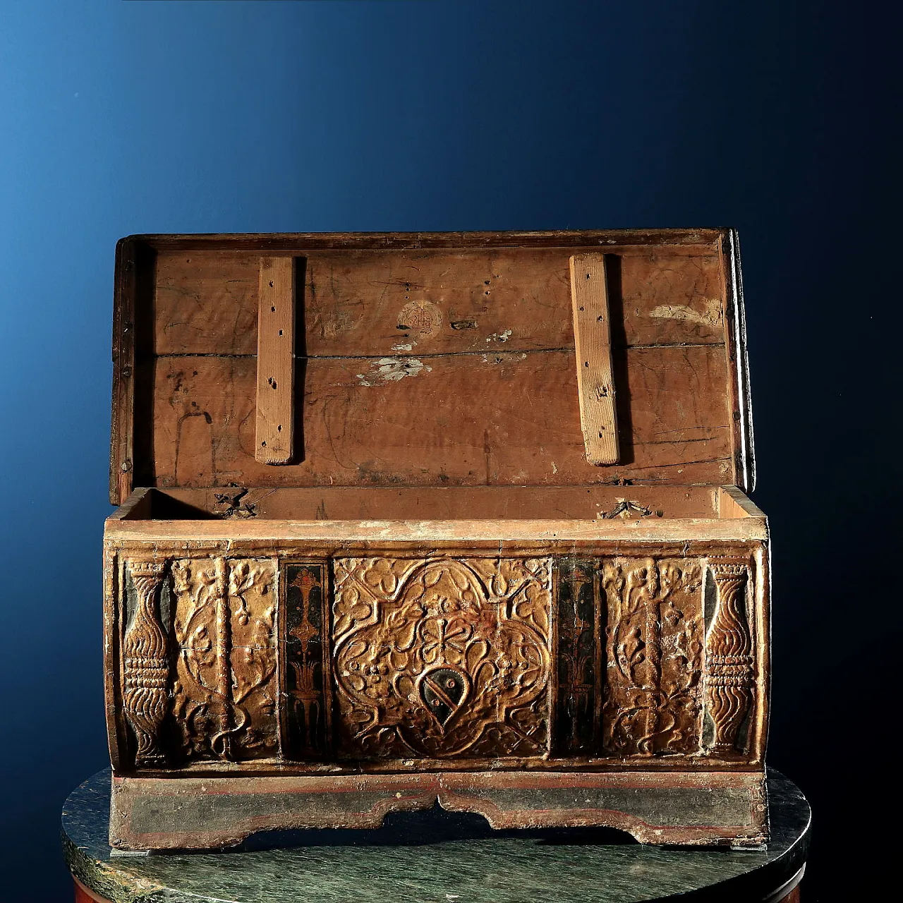 Gilded box in engraved and painted wood, 16th century 8