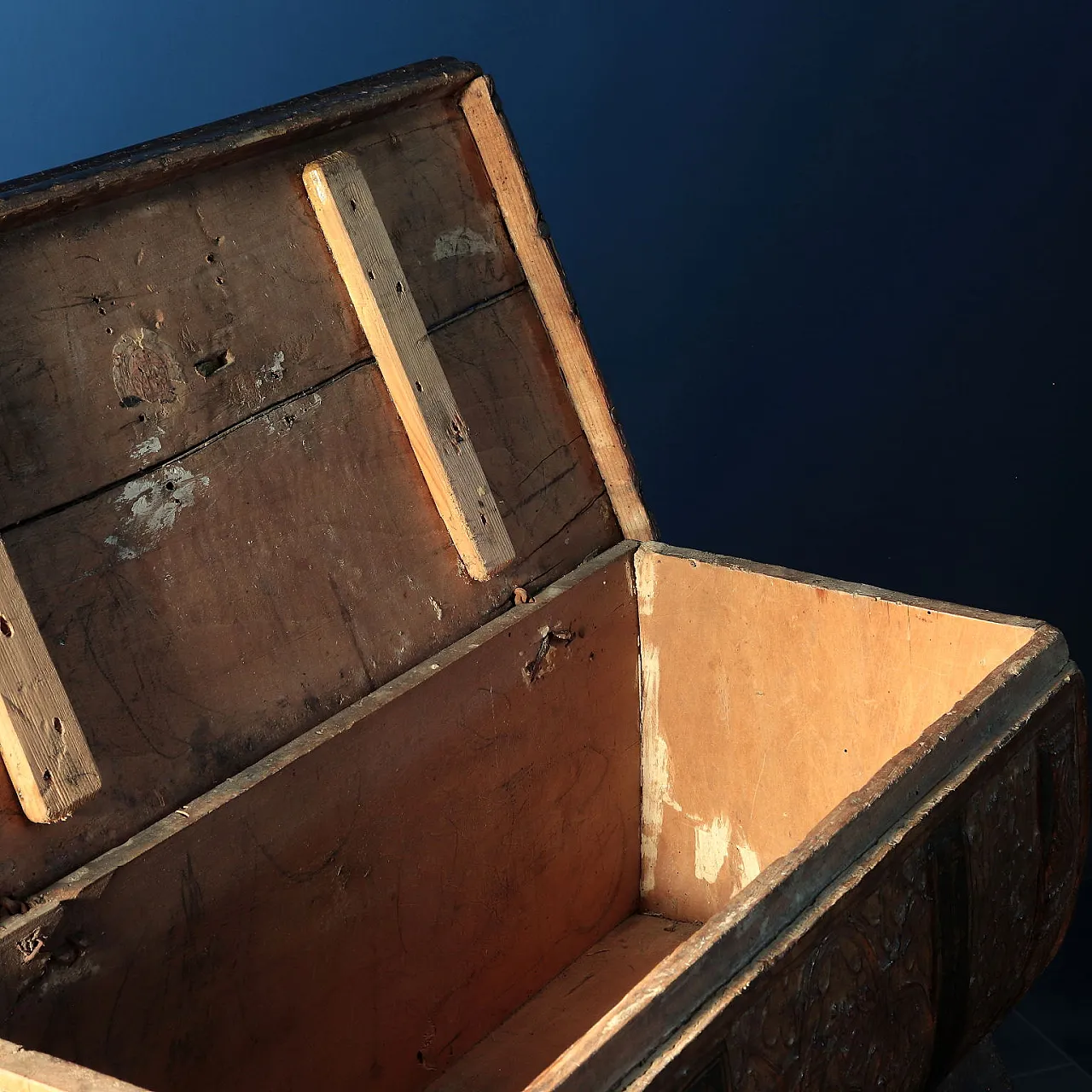 Gilded box in engraved and painted wood, 16th century 9