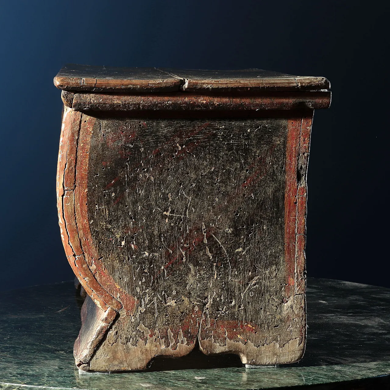 Gilded box in engraved and painted wood, 16th century 10