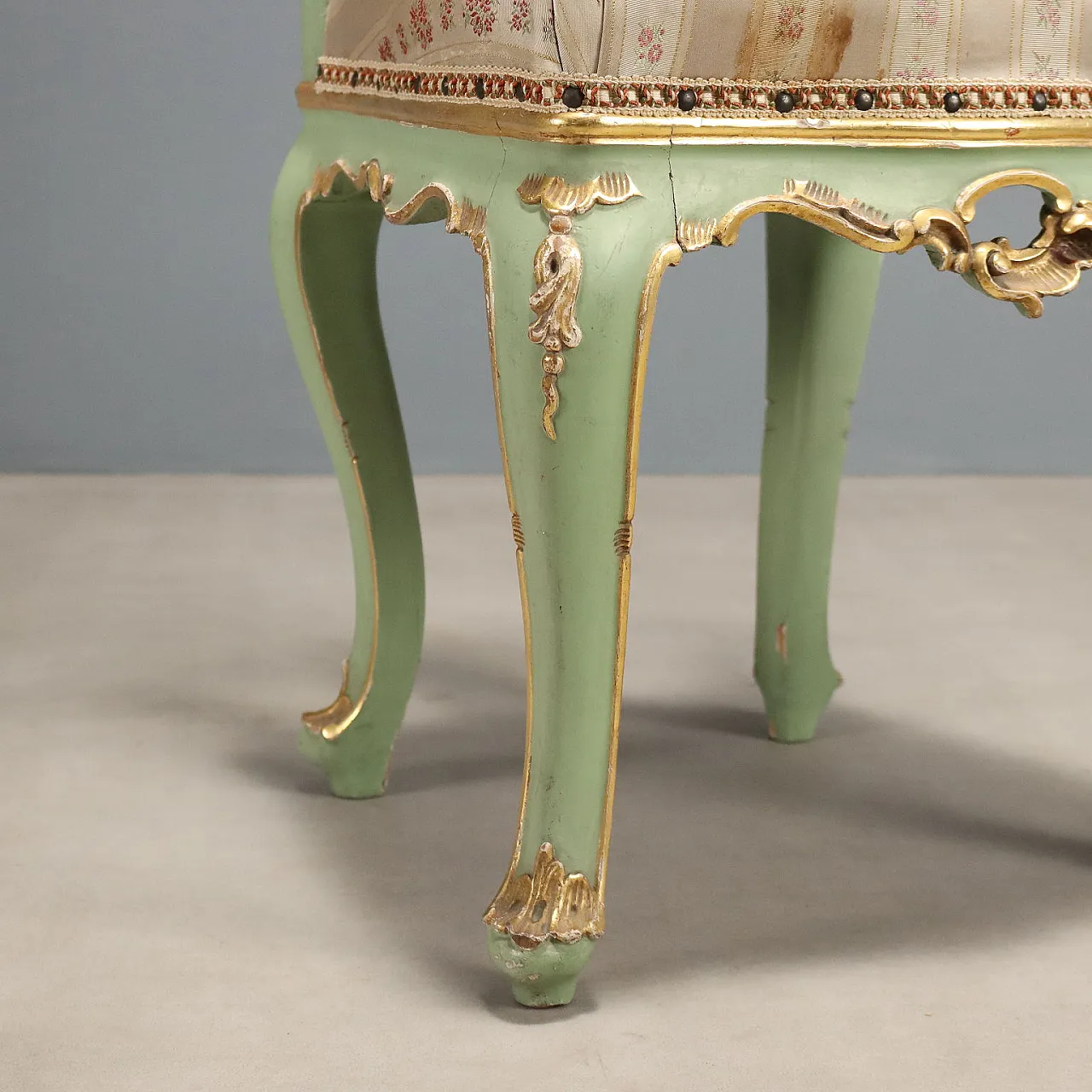 Pair of lacquered and gilded Baroque style chairs, 20th century 5