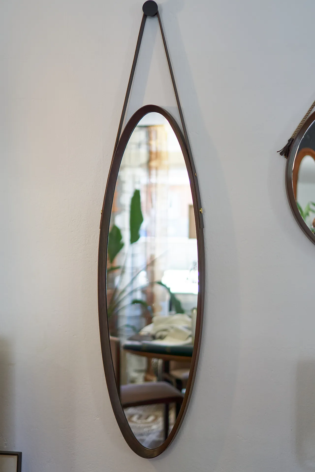 Specchio ovale in teak con cinghia in cuoio anni '60, italiano 1