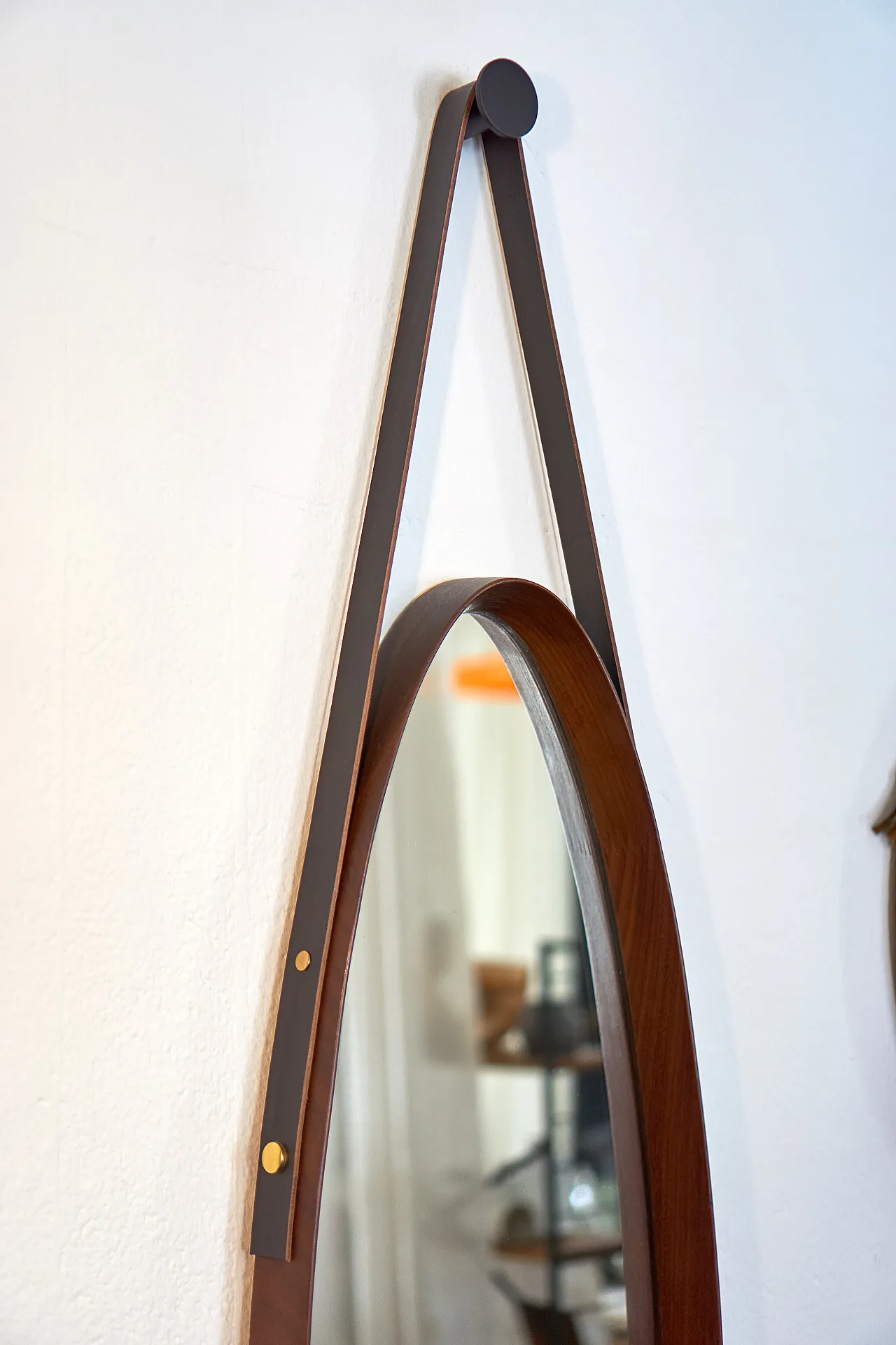 Specchio ovale in teak con cinghia in cuoio anni '60, italiano 2