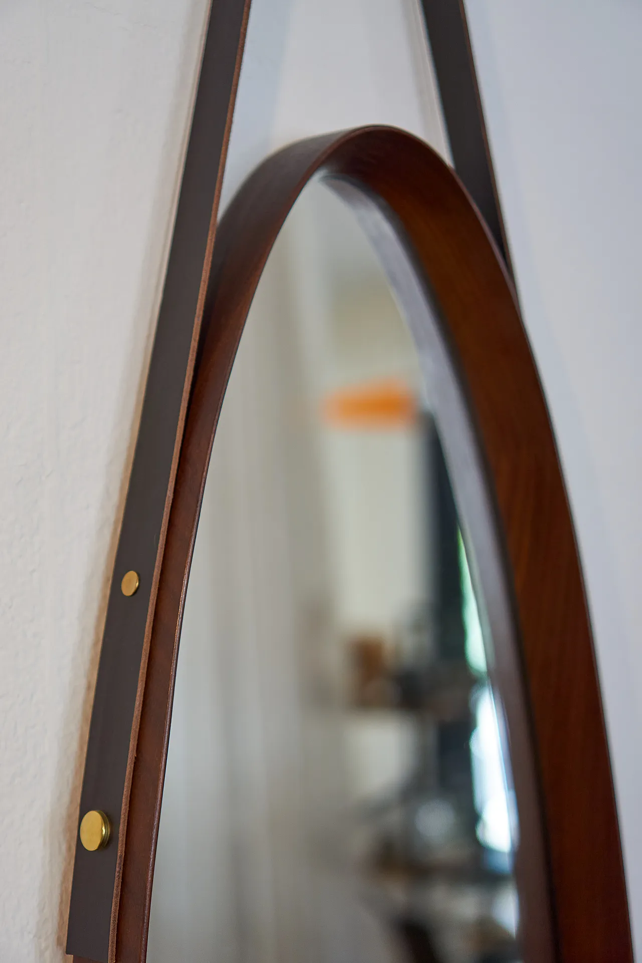 Specchio ovale in teak con cinghia in cuoio anni '60, italiano 3