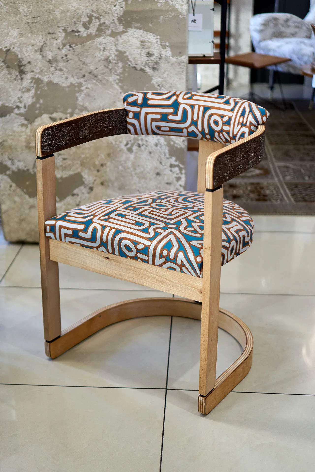 Poltroncina con braccioli, legno naturale e tessuto fantasia '70 1