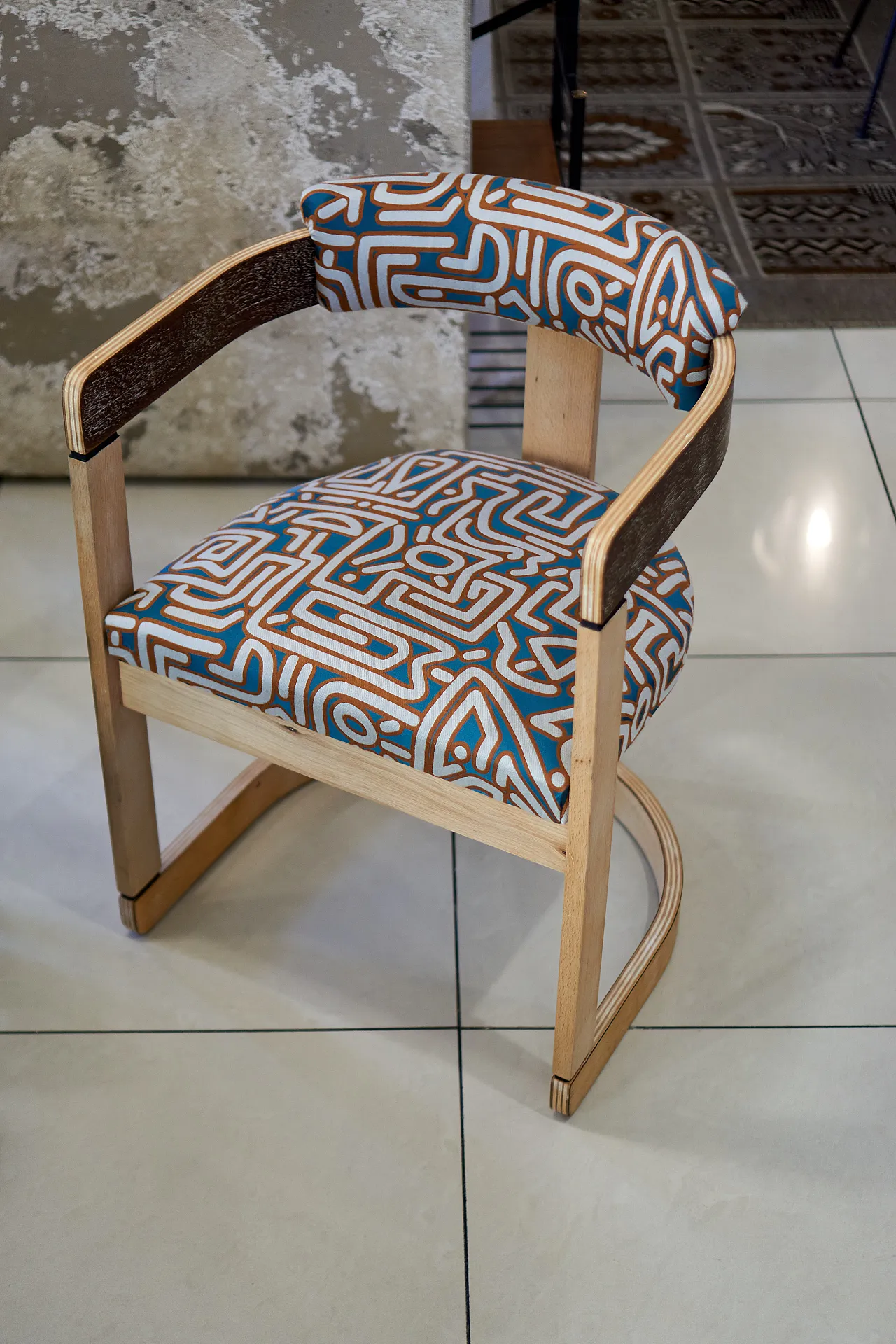 Poltroncina con braccioli, legno naturale e tessuto fantasia '70 2