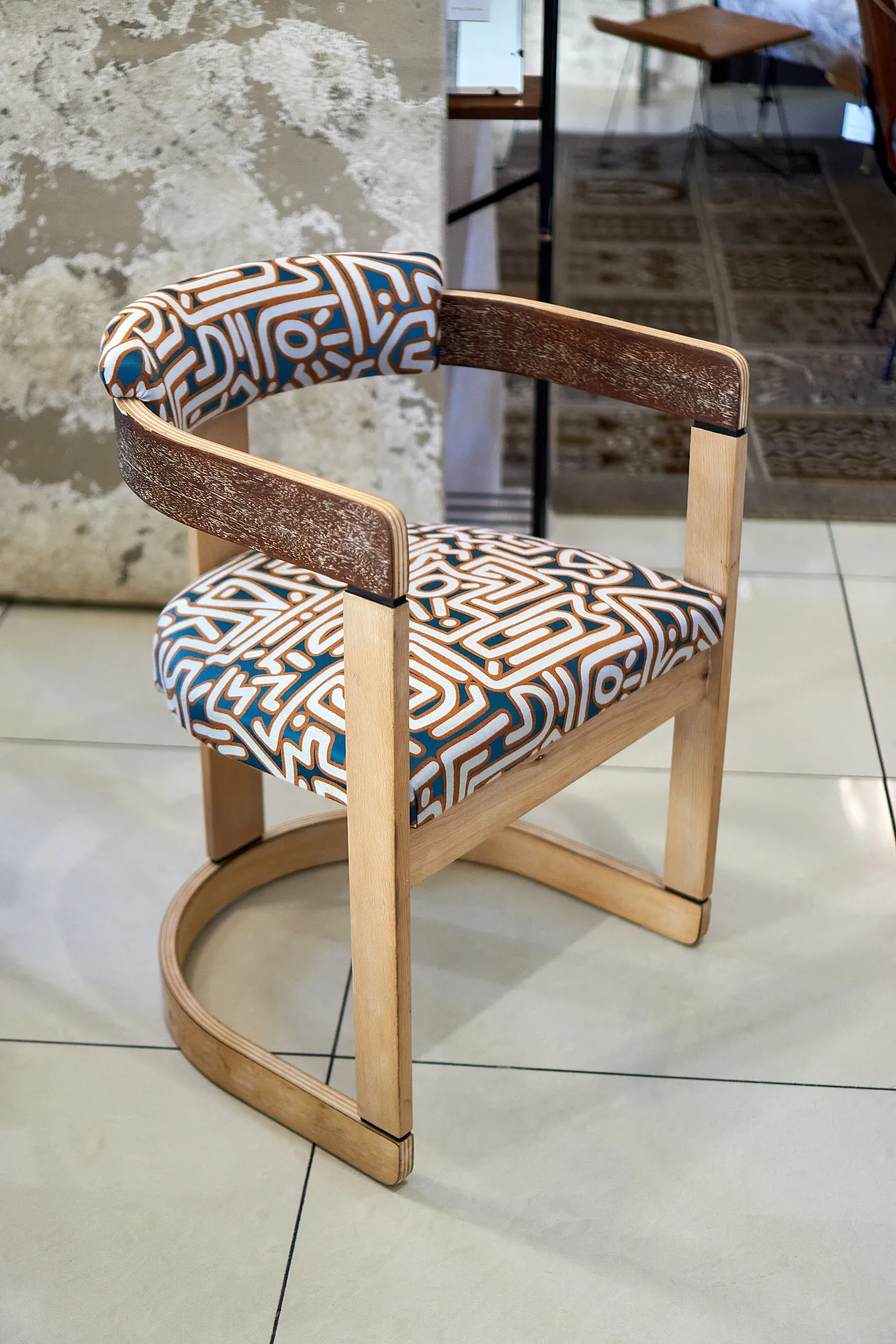 Poltroncina con braccioli, legno naturale e tessuto fantasia '70 3