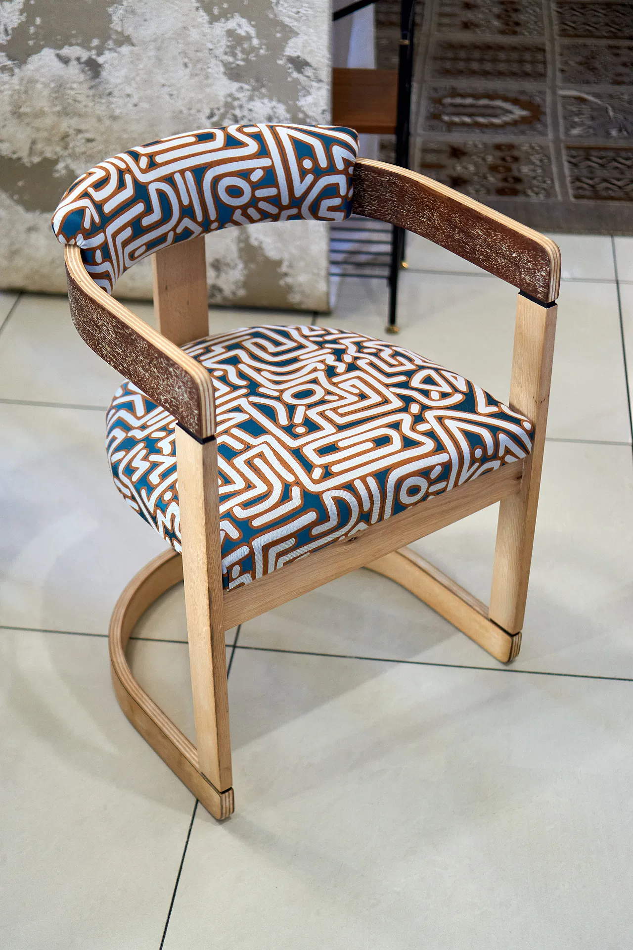 Poltroncina con braccioli, legno naturale e tessuto fantasia '70 5