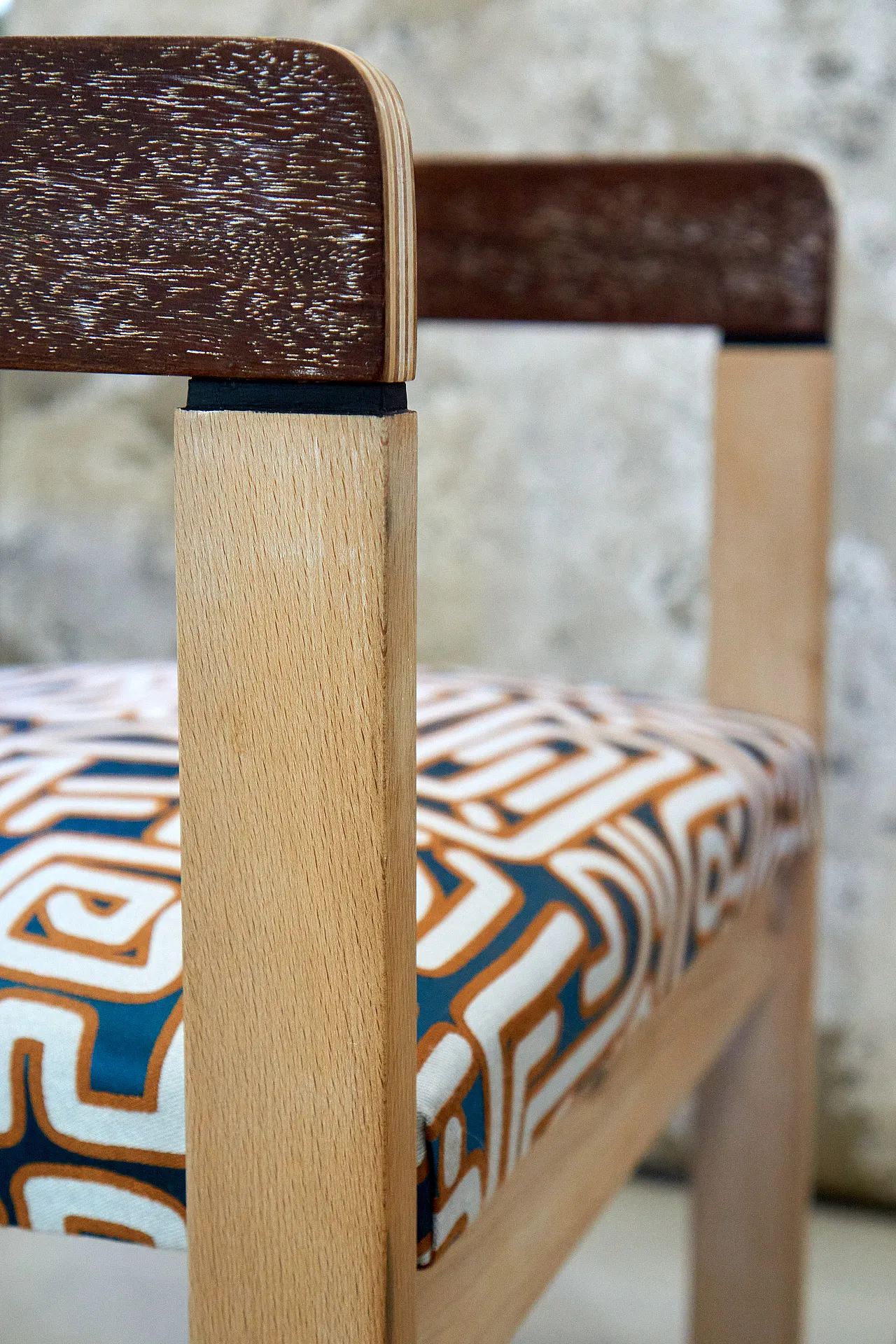 Poltroncina con braccioli, legno naturale e tessuto fantasia '70 7