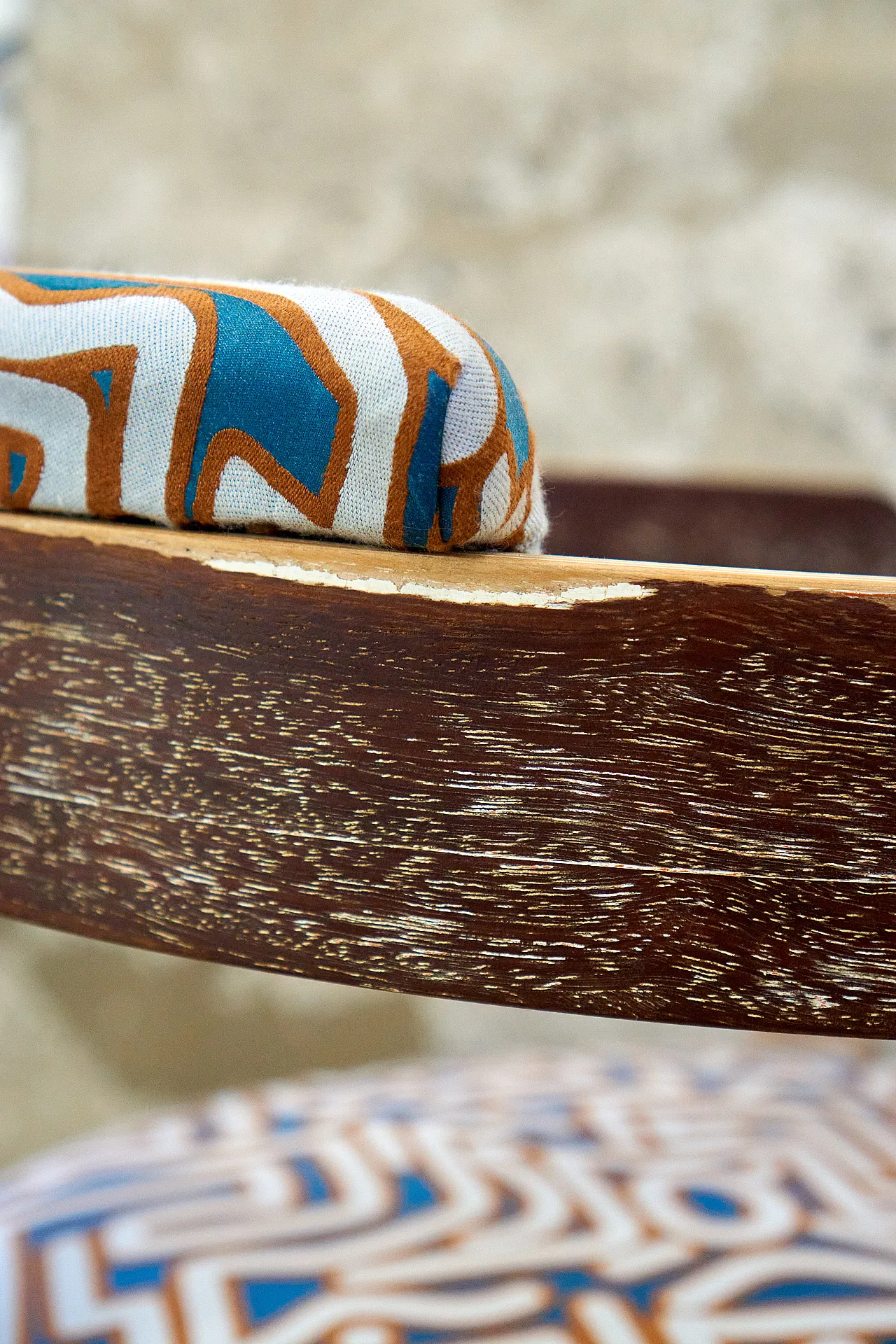 Poltroncina con braccioli, legno naturale e tessuto fantasia '70 8