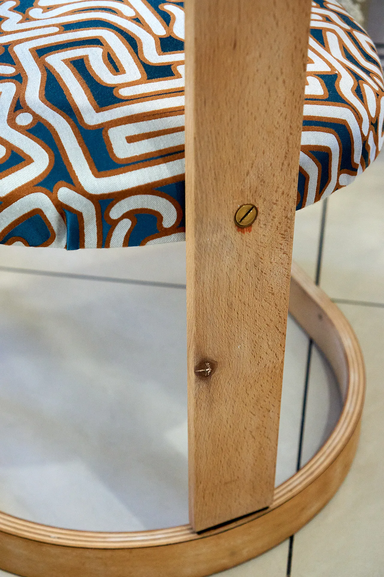 Poltroncina con braccioli, legno naturale e tessuto fantasia '70 9