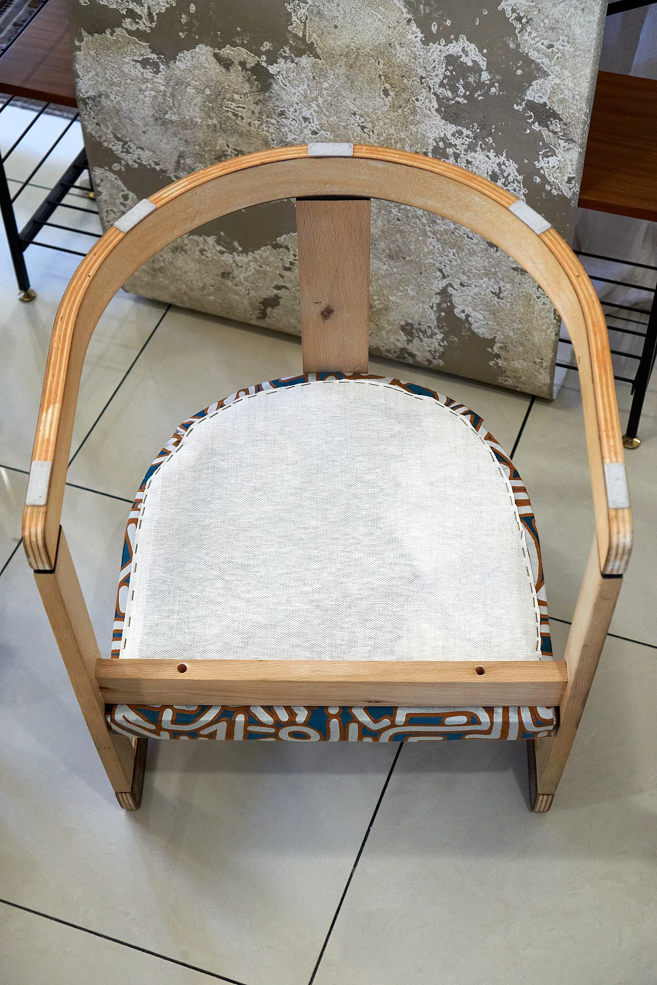 Poltroncina con braccioli, legno naturale e tessuto fantasia '70 10